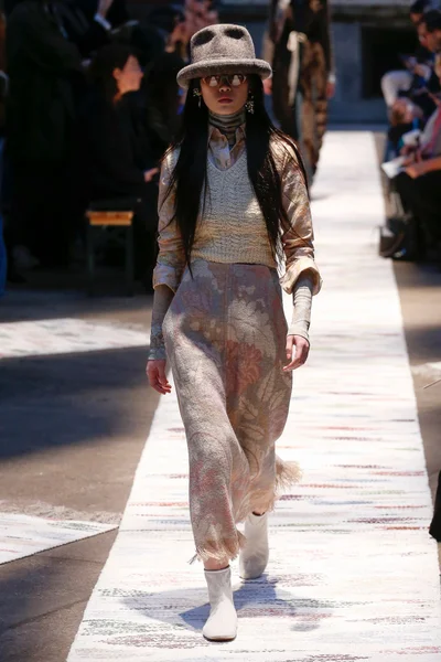 Look 10